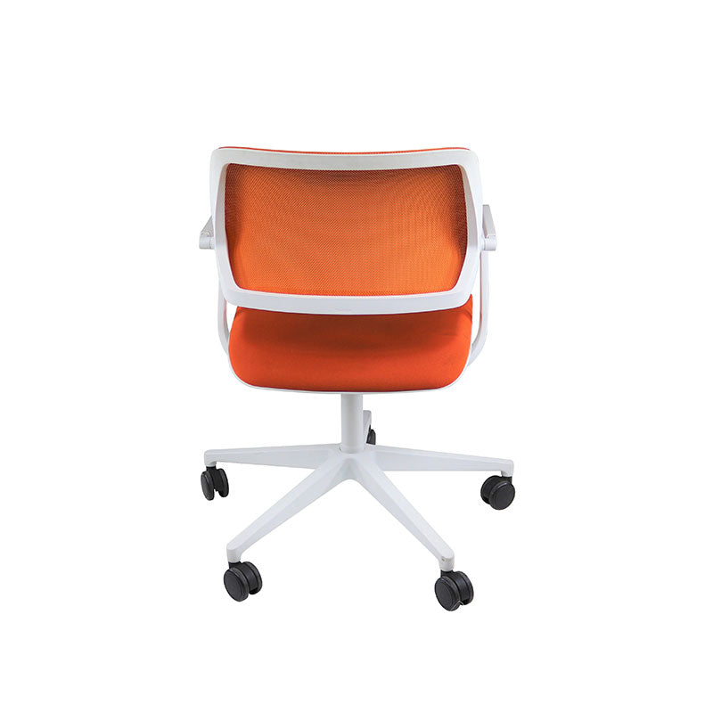 <tc>Steelcase</tc>: <tc>QiVi</tc> - Vergaderstoel met mesh-rug in oranje stof - Gereviseerd