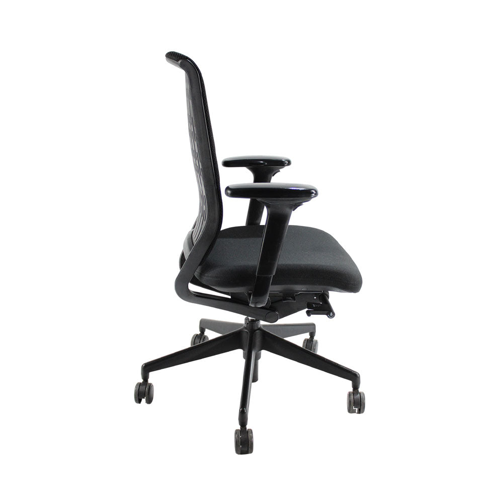 <tc>Senator</tc>Silla Evolve con respaldo alto y respaldo de malla en tela negra - Reacondicionada