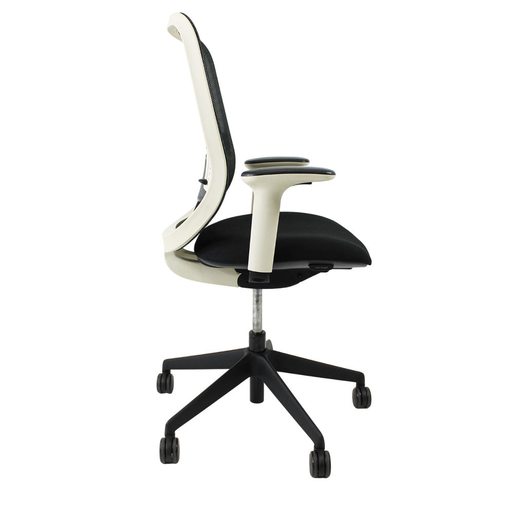 Orangebox: doen - taakstoel in zwarte stof/wit frame - opgeknapt