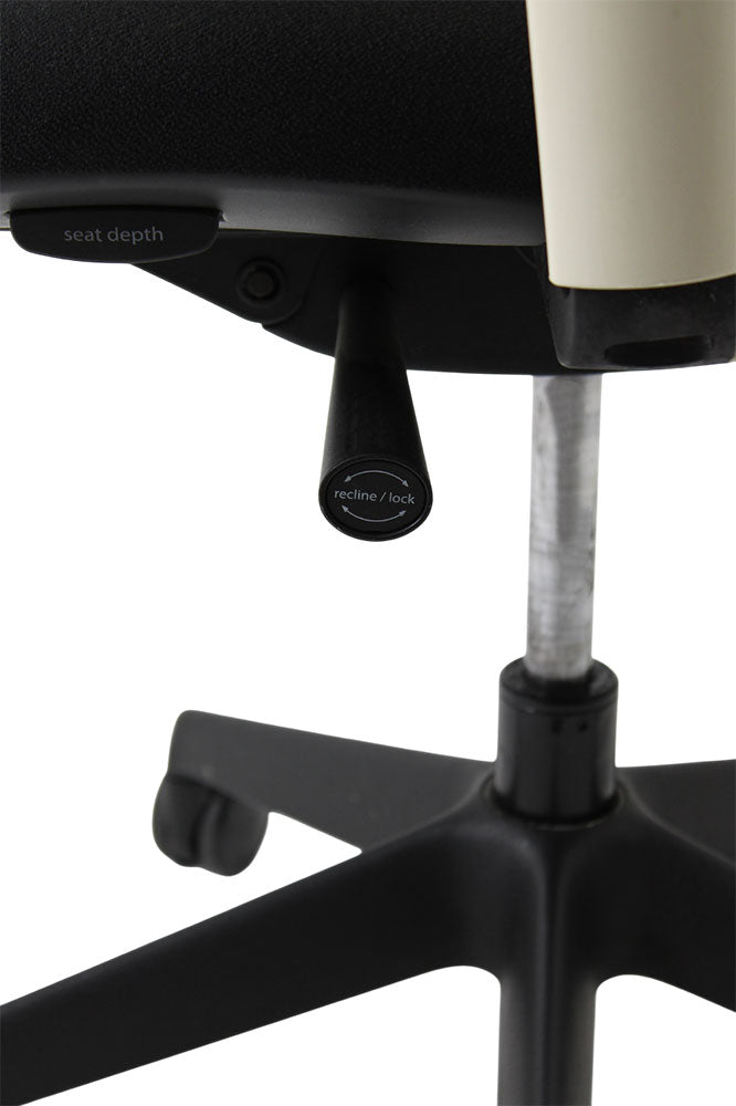 Orangebox: doen - taakstoel in zwarte stof/wit frame - opgeknapt