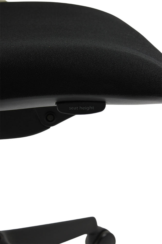 Orangebox: doen - taakstoel in zwarte stof/wit frame - opgeknapt