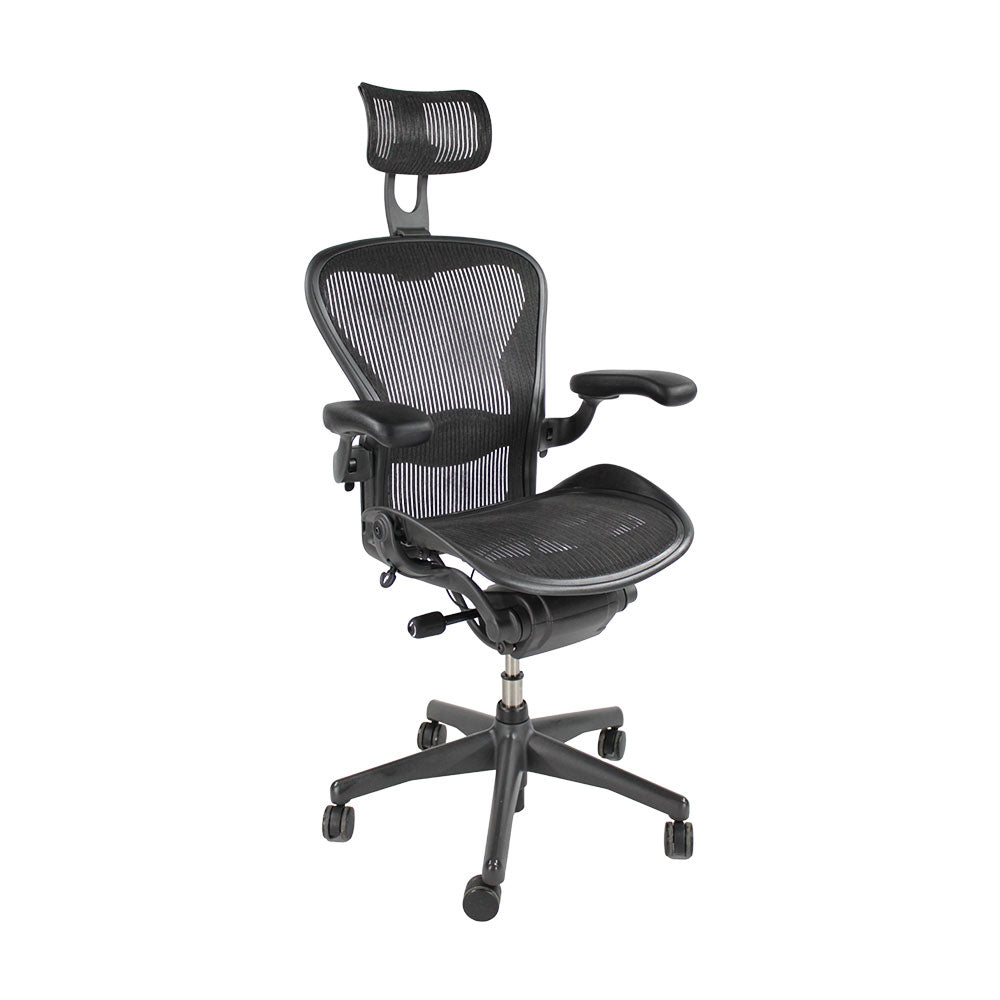<tc>Herman Miller</tc>: Aeron <tc>Size B</tc> Full House mit Kopfstütze in Graphit - Generalüberholt