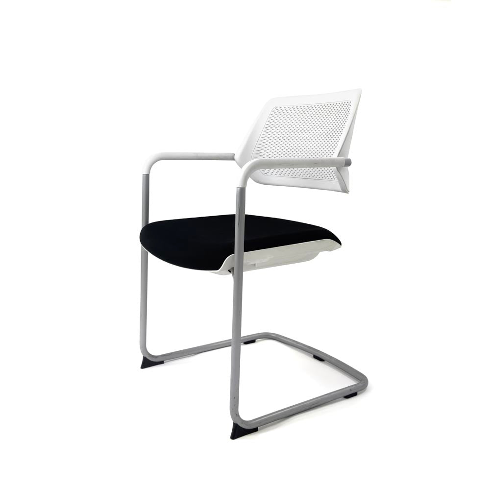 <tc>Steelcase</tc>: Qivi - Sled Base Vergaderstoel - Gereviseerd