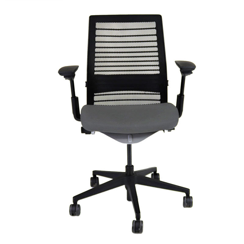 <tc>Steelcase</tc>: <tc>Think V2</tc> Silla de oficina con respaldo de malla - Reacondicionada
