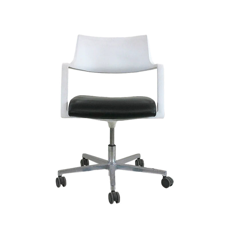 Brunner: Tempuro 6353/A Swivel Chair in Black Leather - Refurbished