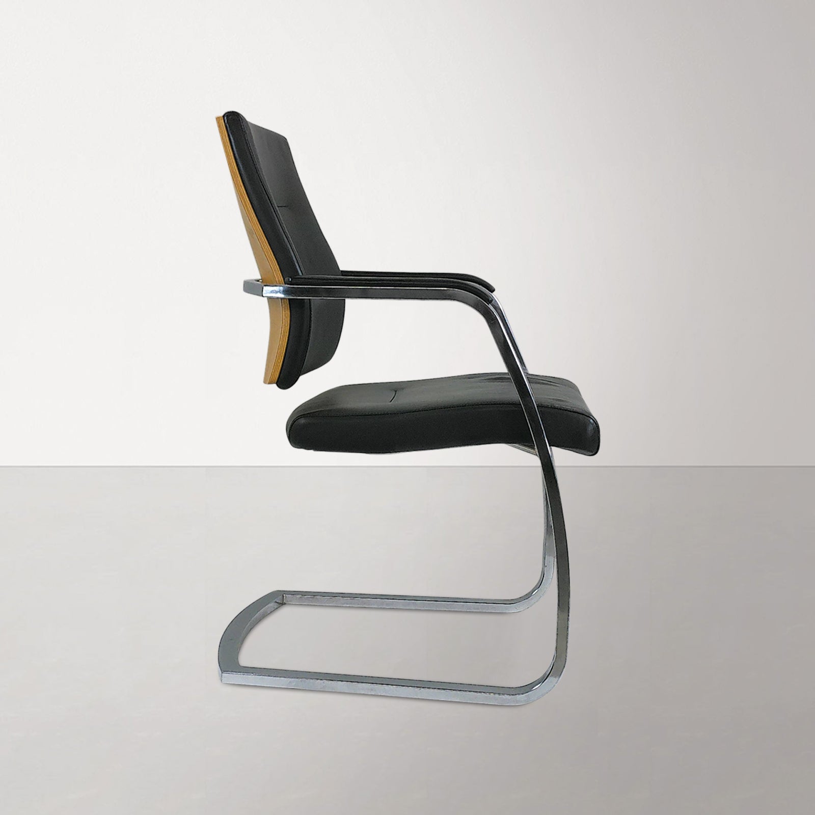 Verco: Vibe 2 Cantilever Lounge Chair - Refurbished