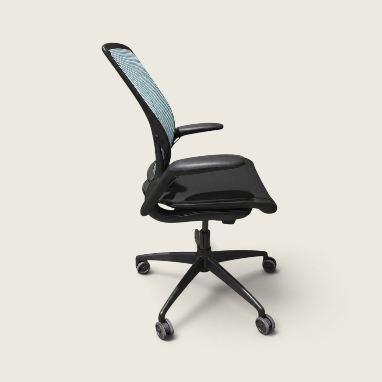 <tc>Humanscale</tc>: <tc>Diffrient World</tc> Bürostuhl mit grünem Netzbezug – generalüberholt