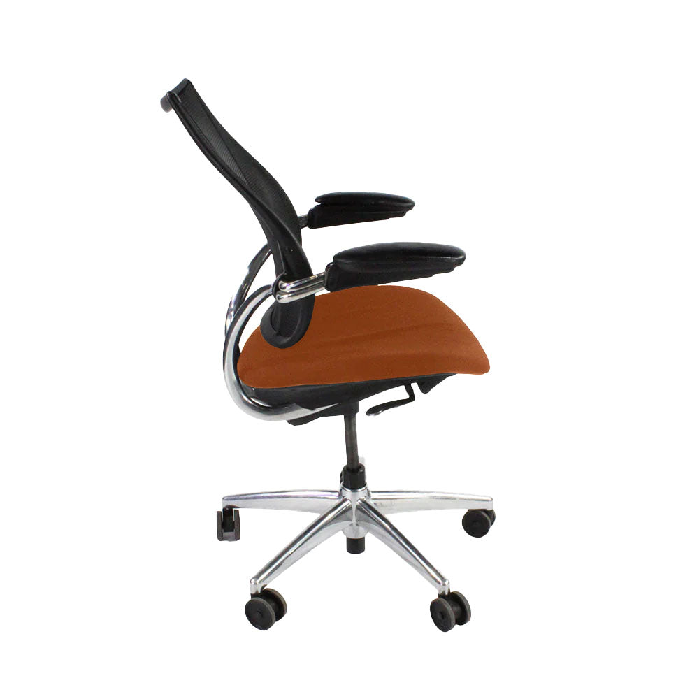 Humanscale: Silla operativa Liberty en cuero color canela/estructura de aluminio - Reacondicionada