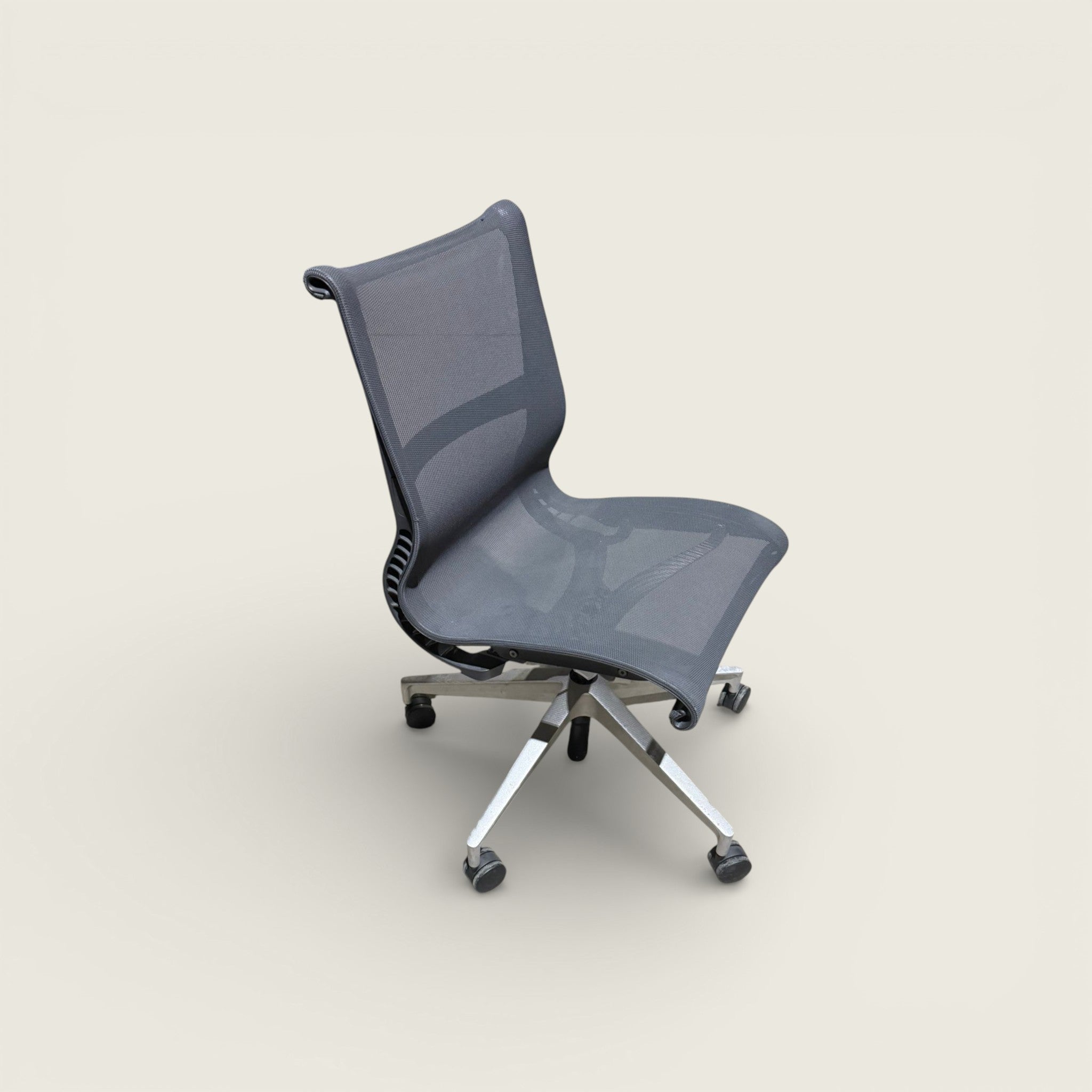 <tc>Herman Miller</tc>Chaise de bureau grise (sans accoudoirs) - Remis à neuf