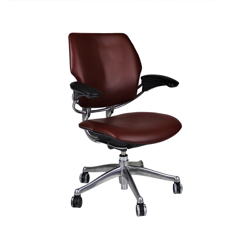 Humanscale: Freedom-bureaustoel met aluminium frame in bordeauxrood leer - gerenoveerd