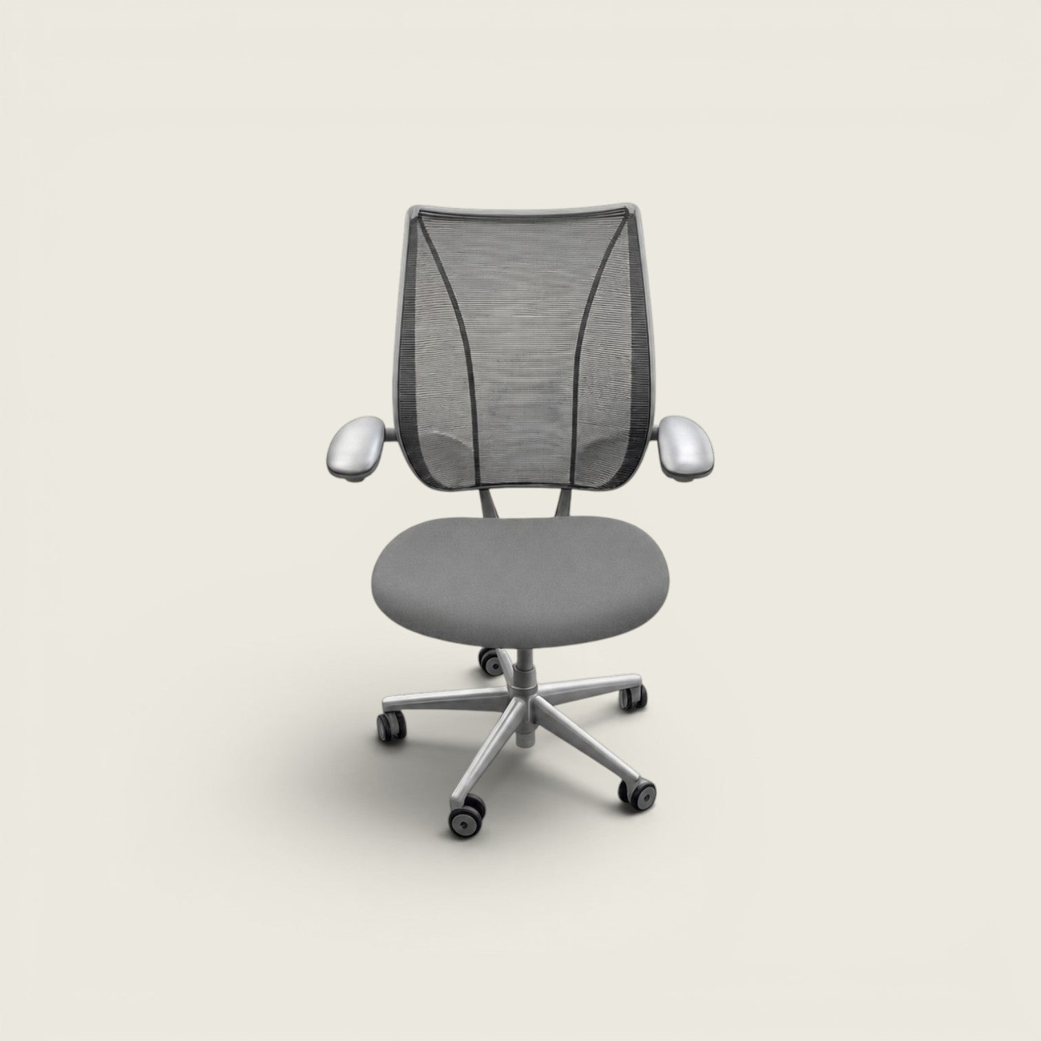 <tc>Humanscale</tc>: <tc>Liberty</tc> Bürostuhl mit schwarzem Stoffbezug – generalüberholt