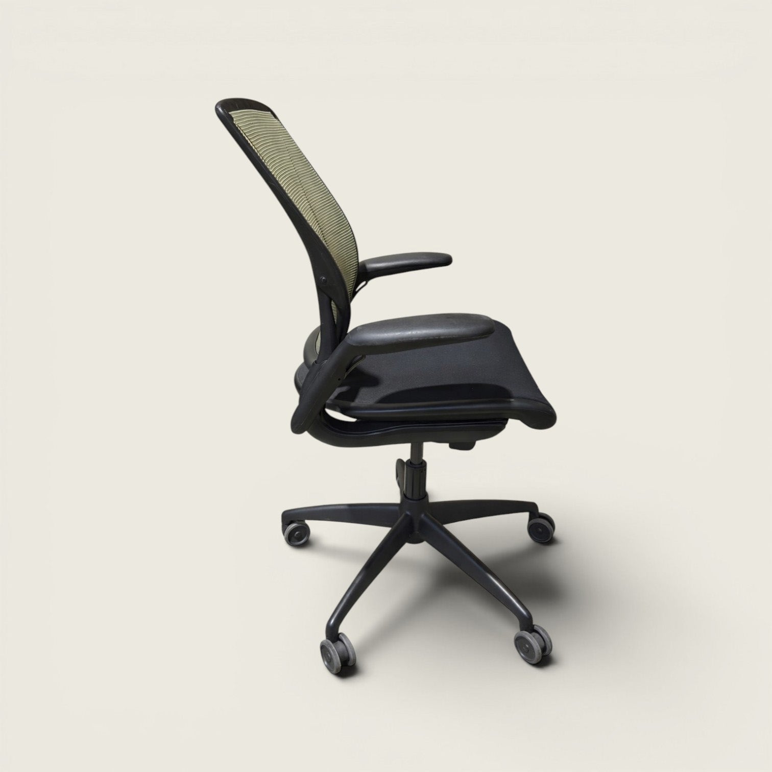 Humanscale: Diffrient World Task Chair in Green Mesh - Refurbished