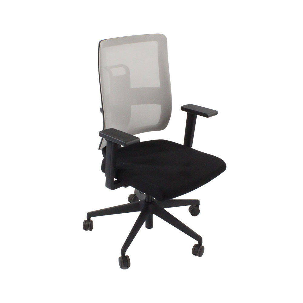 Viasit: Toleo bureaustoel met mesh rugleuning in zwarte stof - gerenoveerd