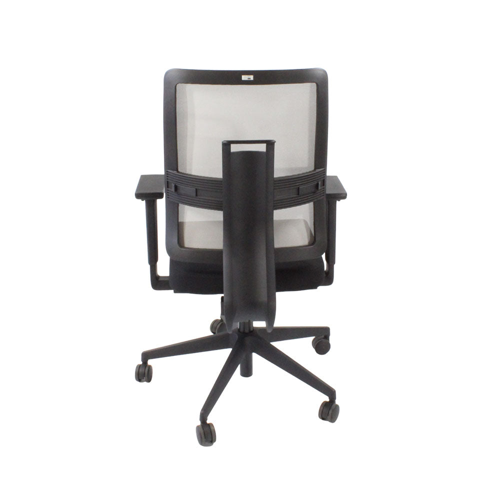 Viasit: Toleo bureaustoel met mesh rugleuning in zwarte stof - gerenoveerd