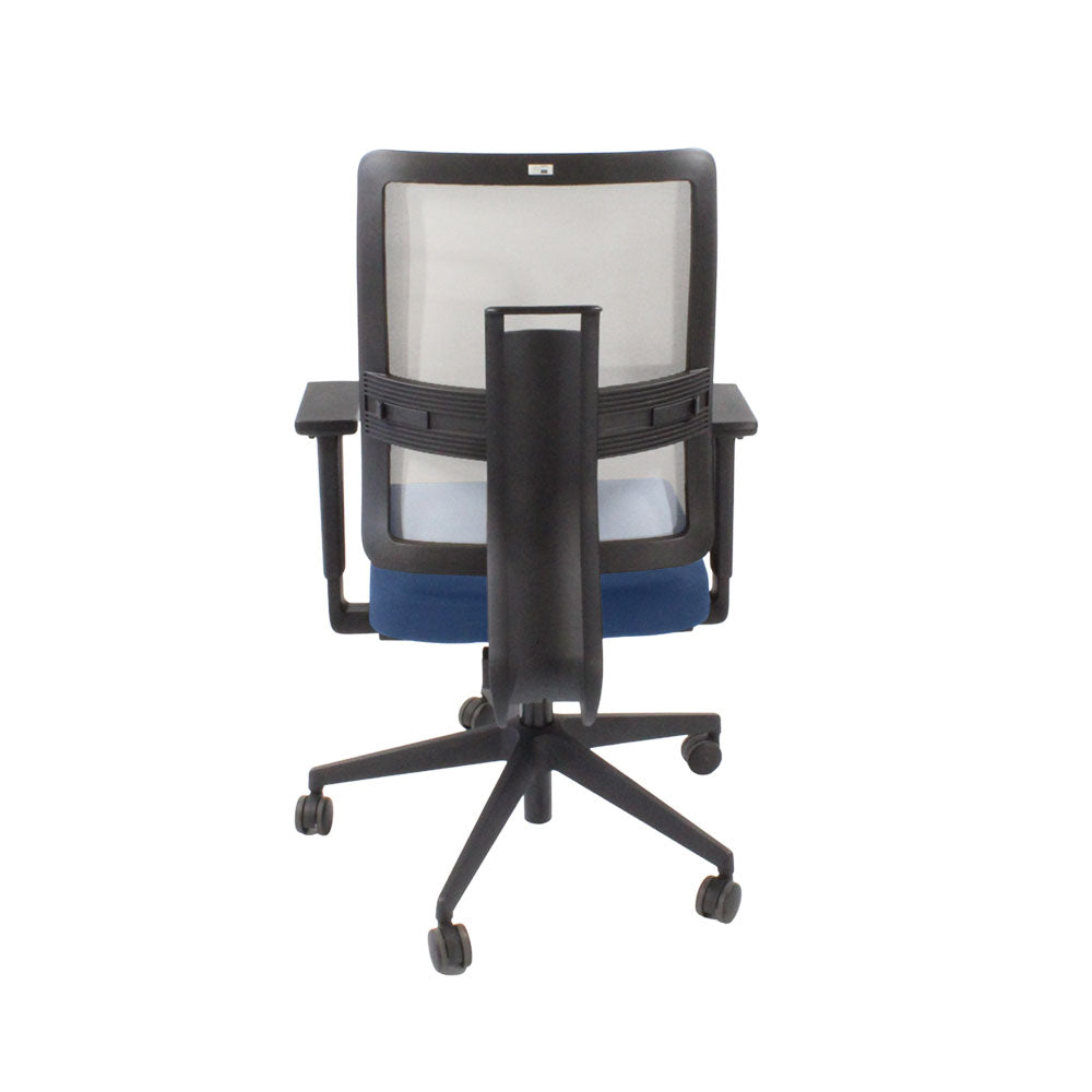 Viasit: Toleo bureaustoel met mesh rugleuning in blauwe stof - gerenoveerd