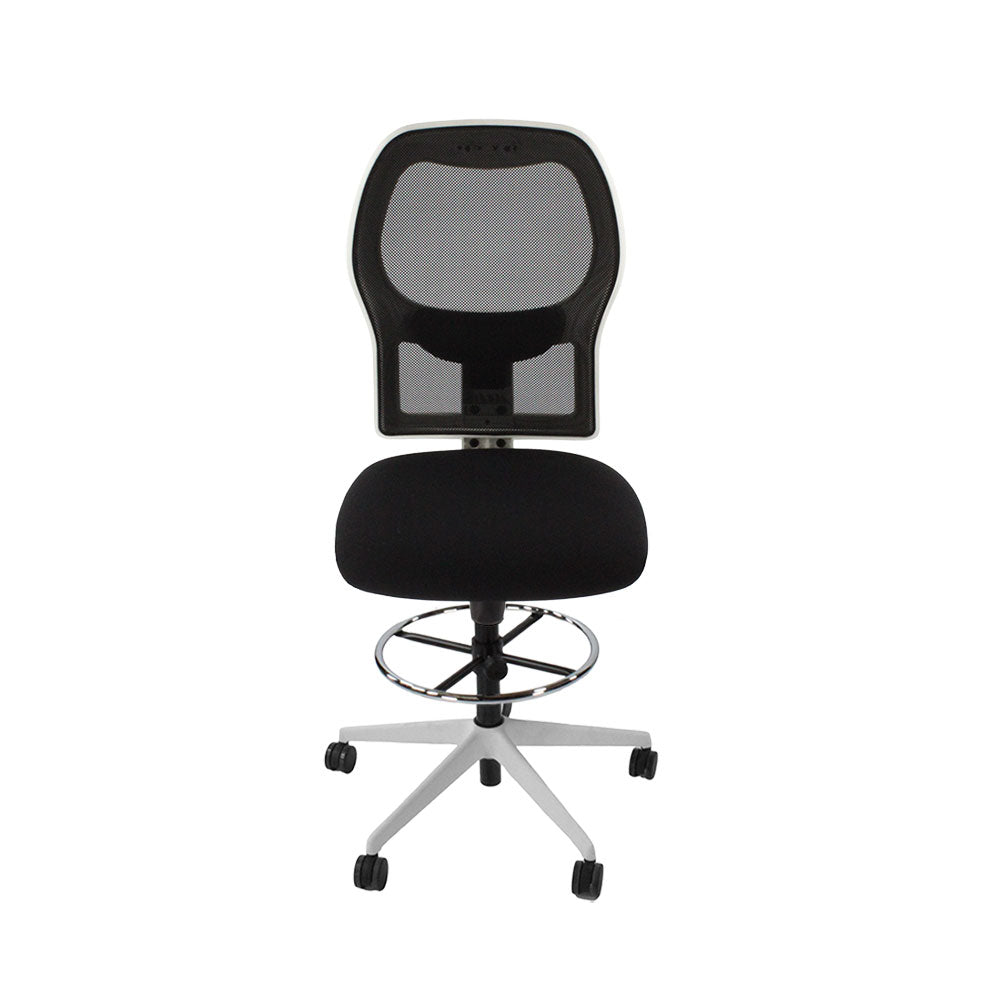 Ahrend: 160 Type Draftsman Chair ohne Armlehnen aus schwarzem Stoff – weiße Basis – generalüberholt