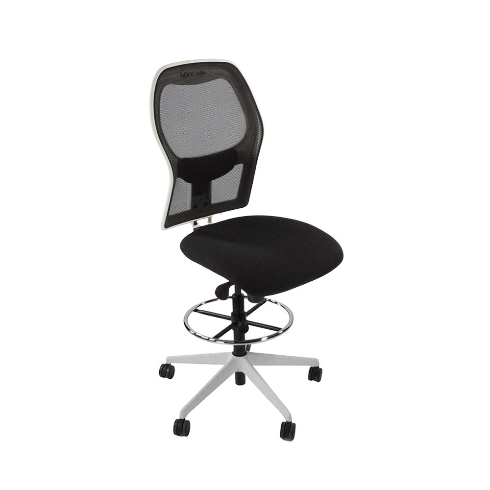 Ahrend: 160 Type Draftsman Chair ohne Armlehnen aus schwarzem Stoff – weiße Basis – generalüberholt
