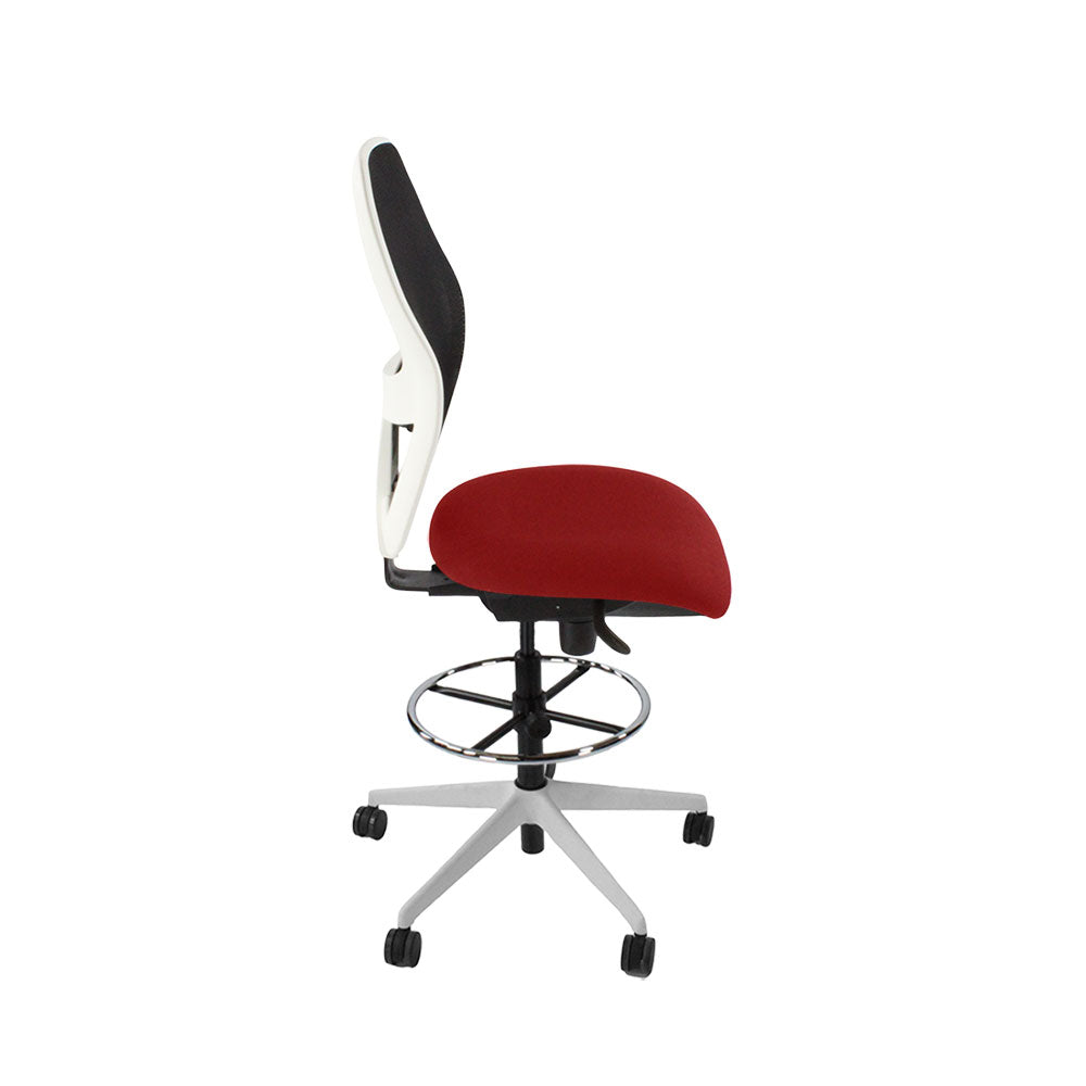 Ahrend: 160 Type Draftsman Chair ohne Armlehnen aus rotem Stoff – weiße Basis – generalüberholt