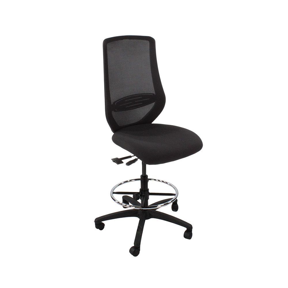Die Office Crowd: Scudo Draftsman Chair ohne Armlehnen aus schwarzem Stoff – generalüberholt