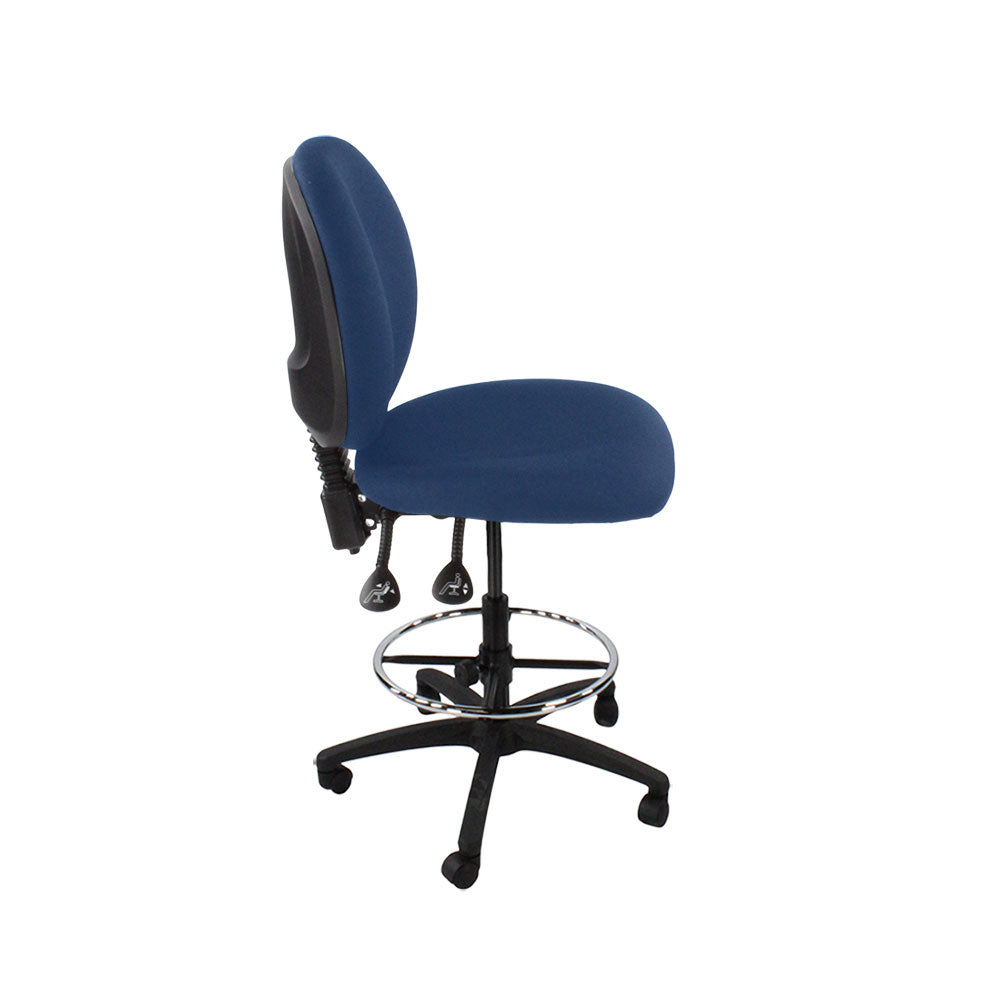 Inhaltsverzeichnis: Scoop Draftsman Chair ohne Armlehnen aus blauem Stoff – generalüberholt