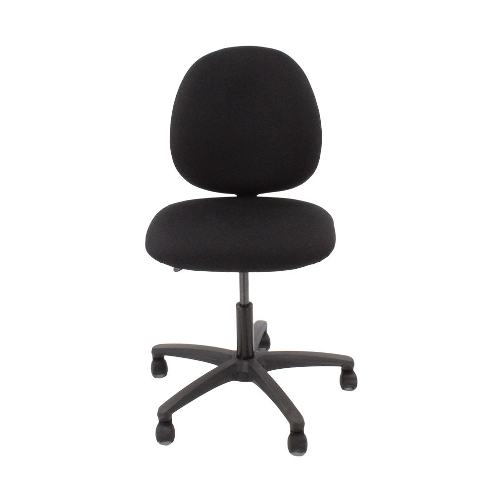 Inhaltsverzeichnis: Scoop Operator Chair aus schwarzem Stoff ohne Armlehnen – generalüberholt