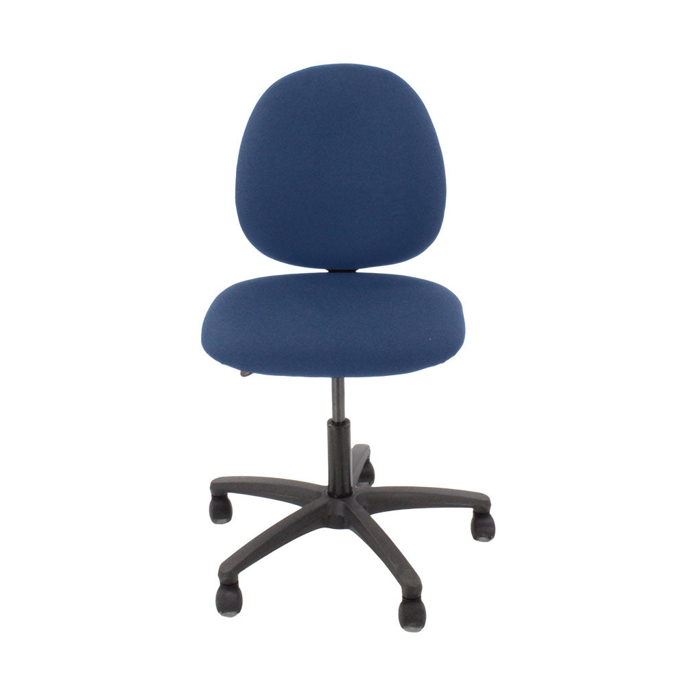 TOC: Scoop Operator Chair in blauwe stof zonder armen - Gerenoveerd