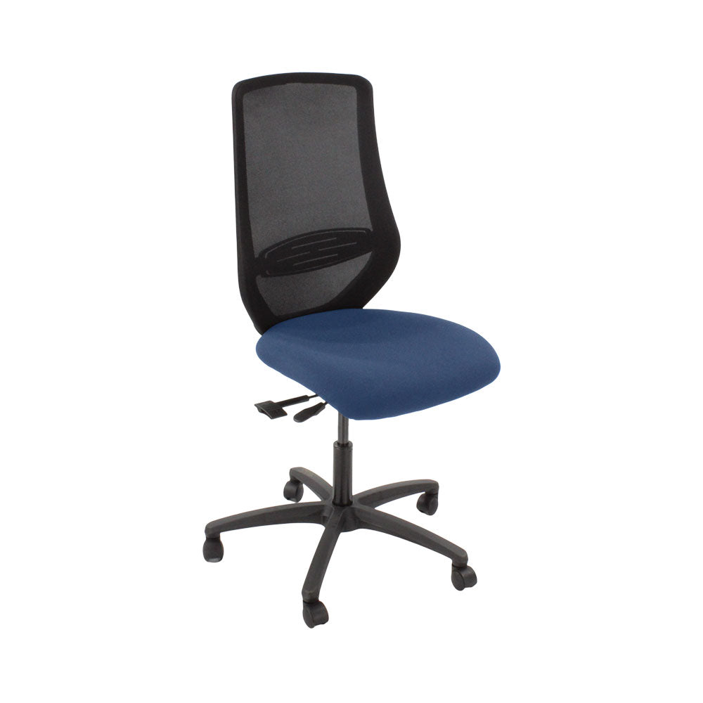 Die Büro-Crowd: Scudo-Arbeitsstuhl mit blauem Stoffsitz ohne Armlehnen – generalüberholt