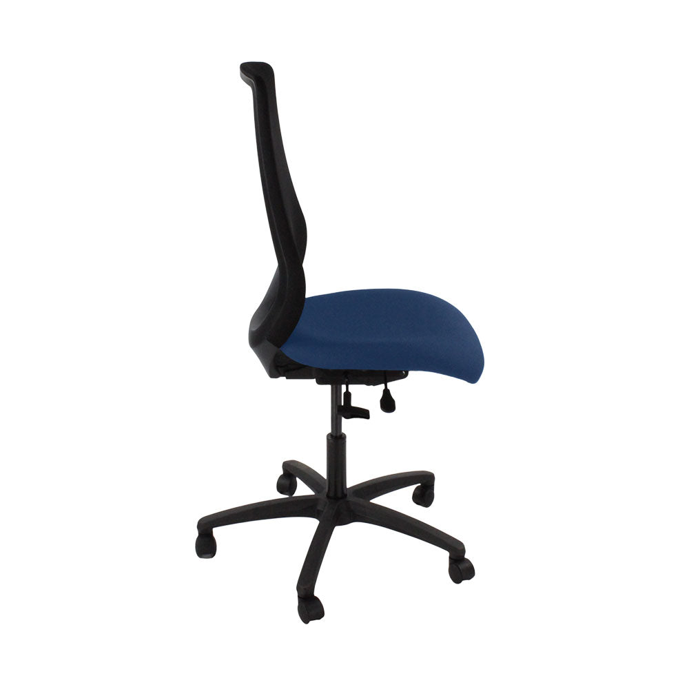 Die Büro-Crowd: Scudo-Arbeitsstuhl mit blauem Stoffsitz ohne Armlehnen – generalüberholt