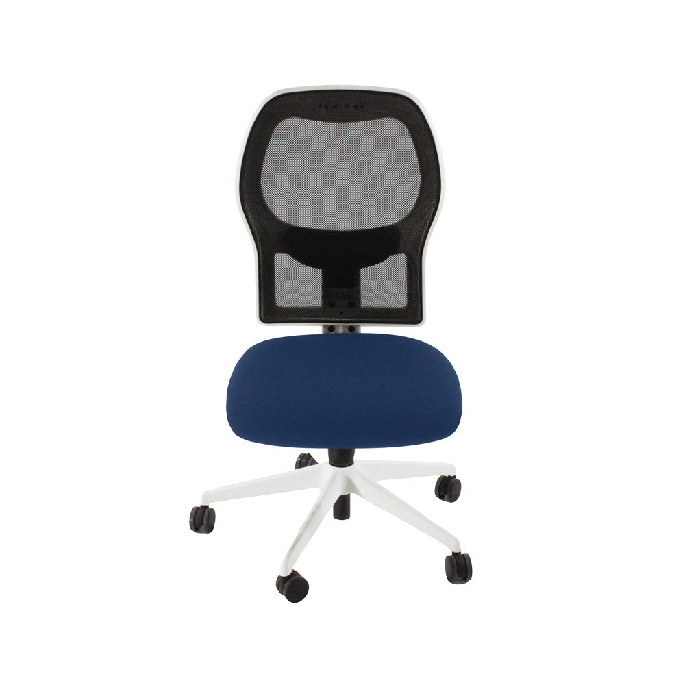 Ahrend : Chaise de travail de type 160 en tissu bleu/cadre blanc sans accoudoirs - Remis à neuf