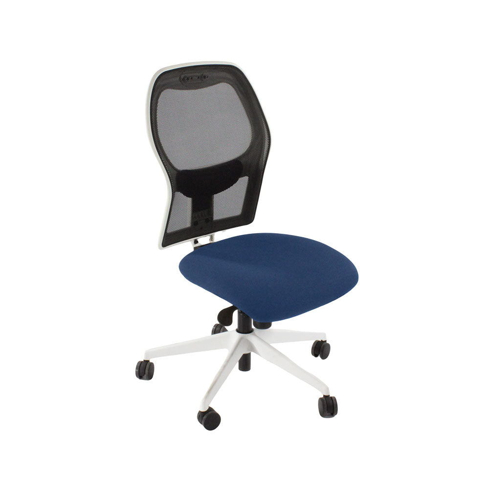 Ahrend: Bürostuhl Typ 160 mit blauem Stoff/weißem Gestell ohne Armlehnen – generalüberholt