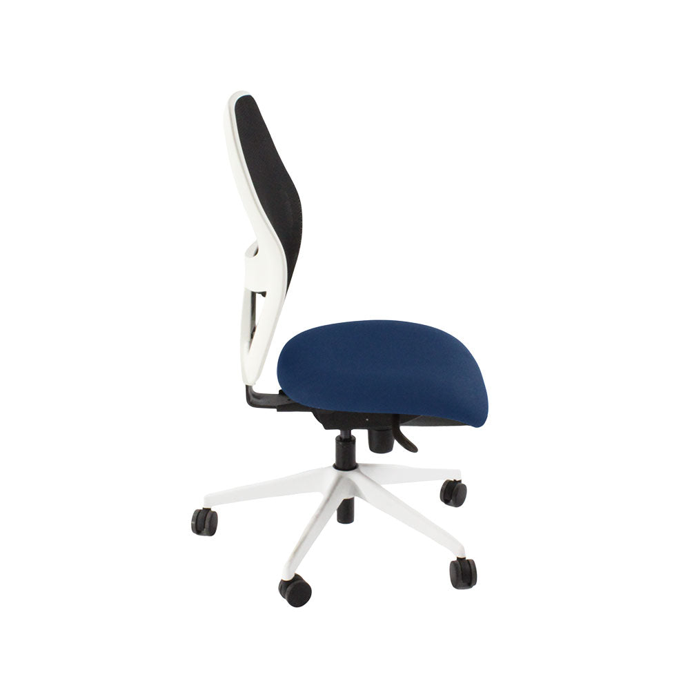 Ahrend: Bürostuhl Typ 160 mit blauem Stoff/weißem Gestell ohne Armlehnen – generalüberholt