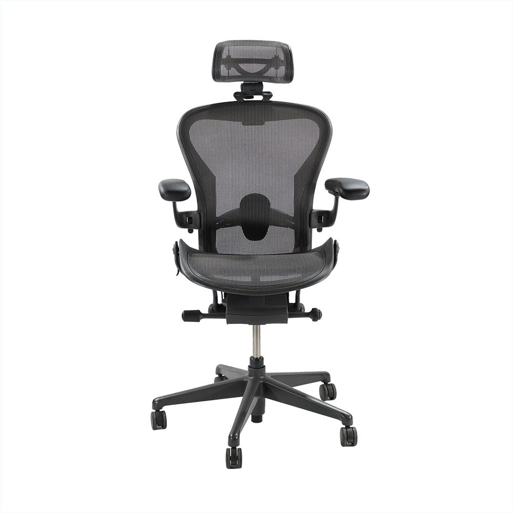 Herman Miller: Aeron Tamaño B Remasterizado con Reposacabezas en Grafito - Reacondicionado