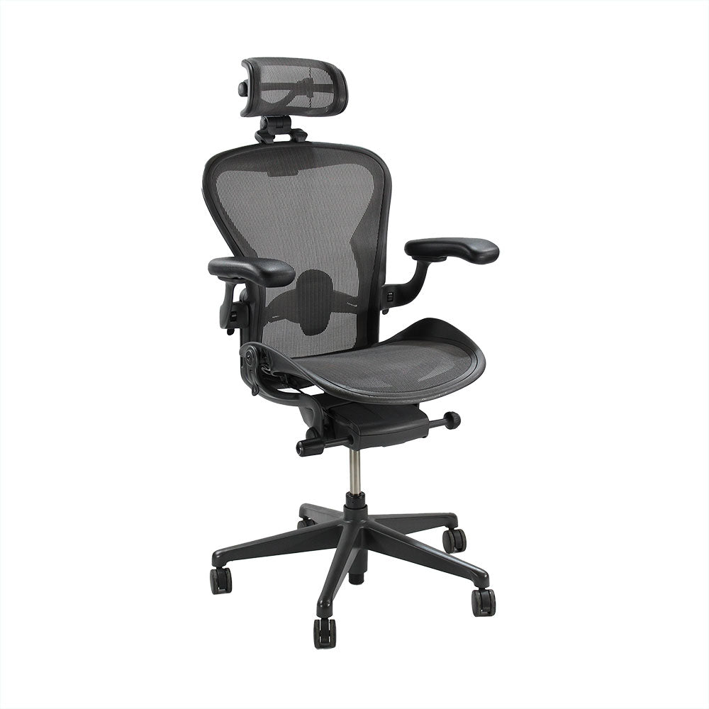 Herman Miller: Aeron Größe B Remastered mit Kopfstütze in Graphit – generalüberholt