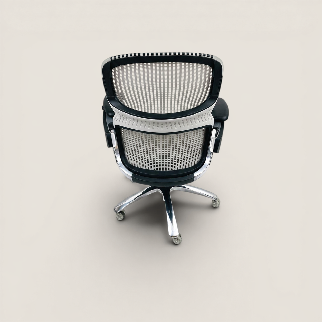 <tc>Knoll</tc>: Generation - Chaise de bureau noire - Remis à neuf