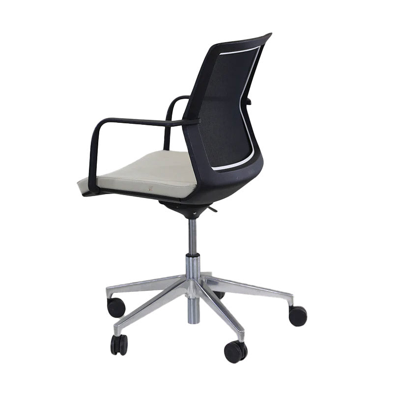 Orangebox : Workday Lite Work en tissu crème original avec chaise de travail à base d'aluminium - Remis à neuf
