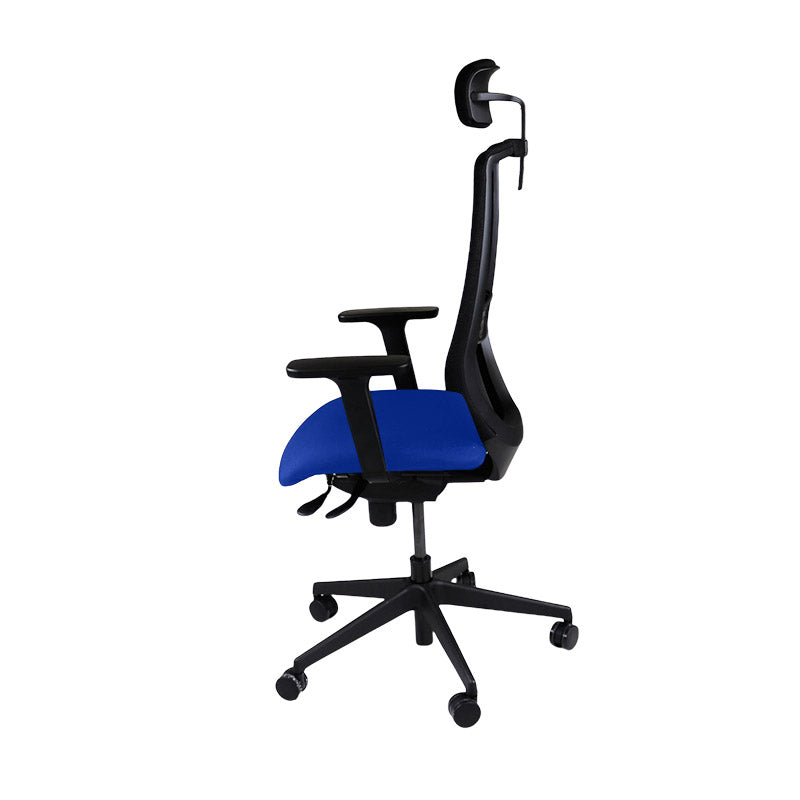The Office Crowd: Scudo-Arbeitsstuhl mit blauem Stoffsitz und Kopfstütze – generalüberholt
