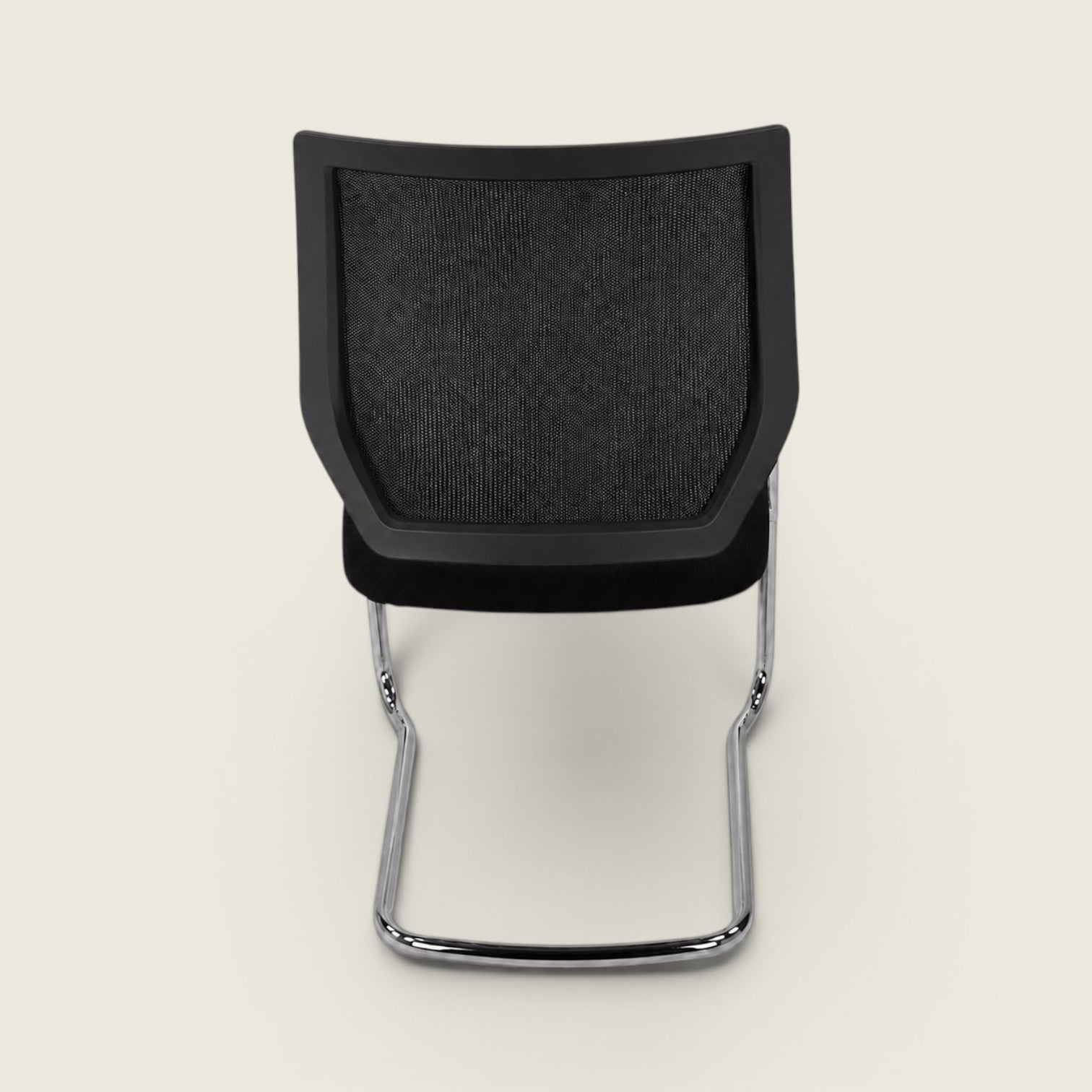 <tc>Sedus</tc>: <tc>Quarterback</tc> Chaise cantilever avec dossier en maille noire et assise noire - Remis à neuf