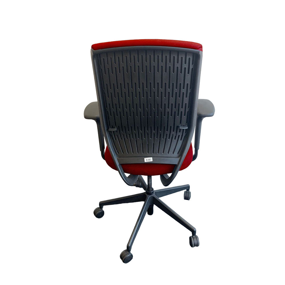 Senator: Evolve-Stuhl mit hoher Rückenlehne und höhenverstellbaren Armlehnen aus rotem Stoff – generalüberholt