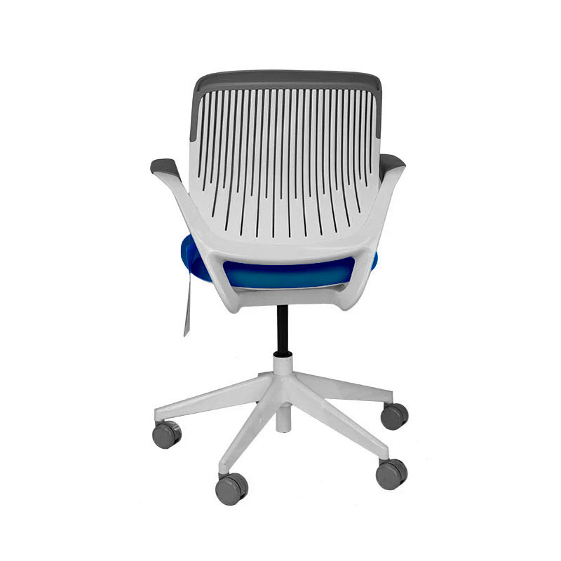 Steelcase: Cobi Meeting Chair mit weißem Gestell und blauem Stoff – generalüberholt