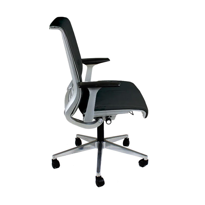 Steelcase: Silla de oficina Think V2 en tela negra - Reacondicionada