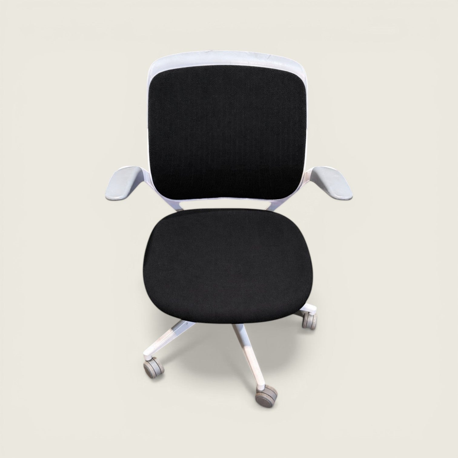 Steelcase: Cobi Task Chair in black with white frame - Refurbished