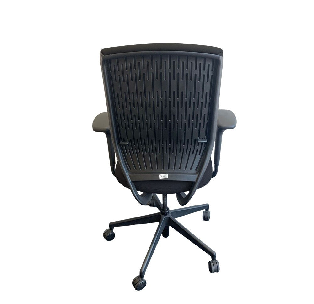 Senator: Evolve-Stuhl mit hoher Rückenlehne und höhenverstellbaren Armlehnen aus schwarzem Stoff – generalüberholt