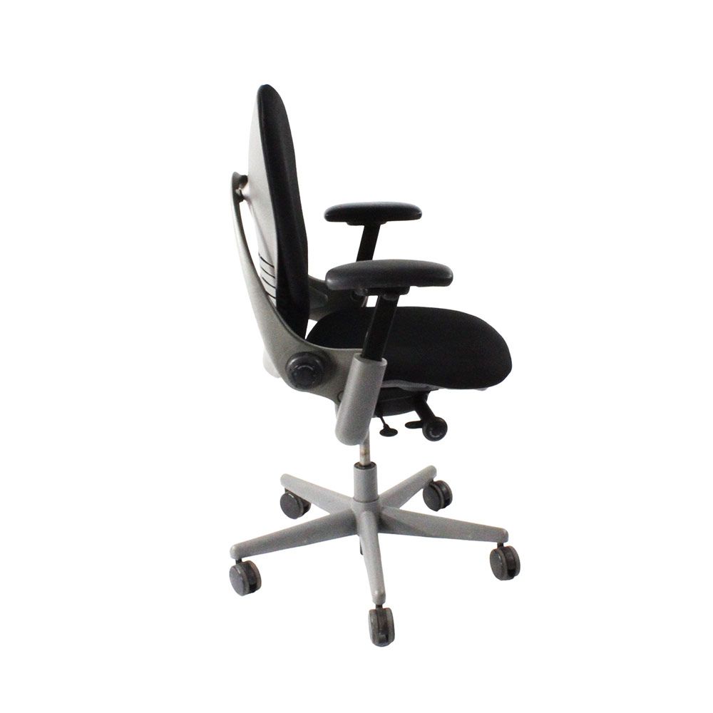 Steelcase : Chaise de bureau Leap V1 - Structure grise/Cuir noir - Remis à neuf
