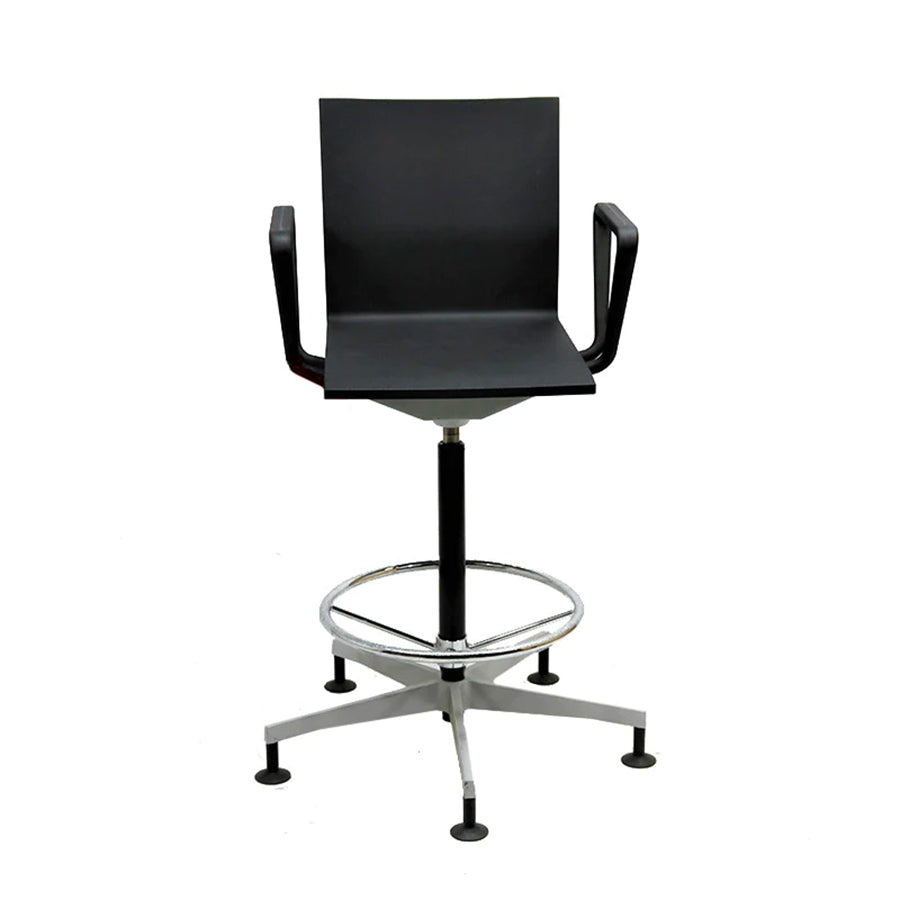 Vitra: .04 Counter Chair with Armrests - Refurbished