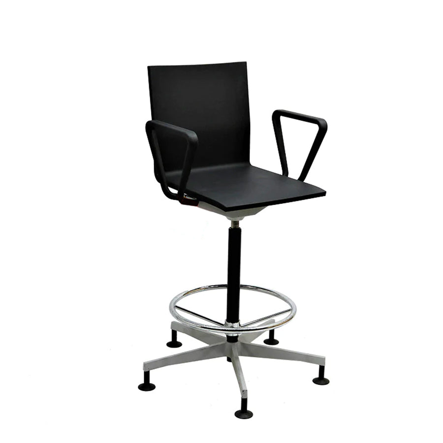 Vitra: .04 Counter Chair with Armrests - Refurbished