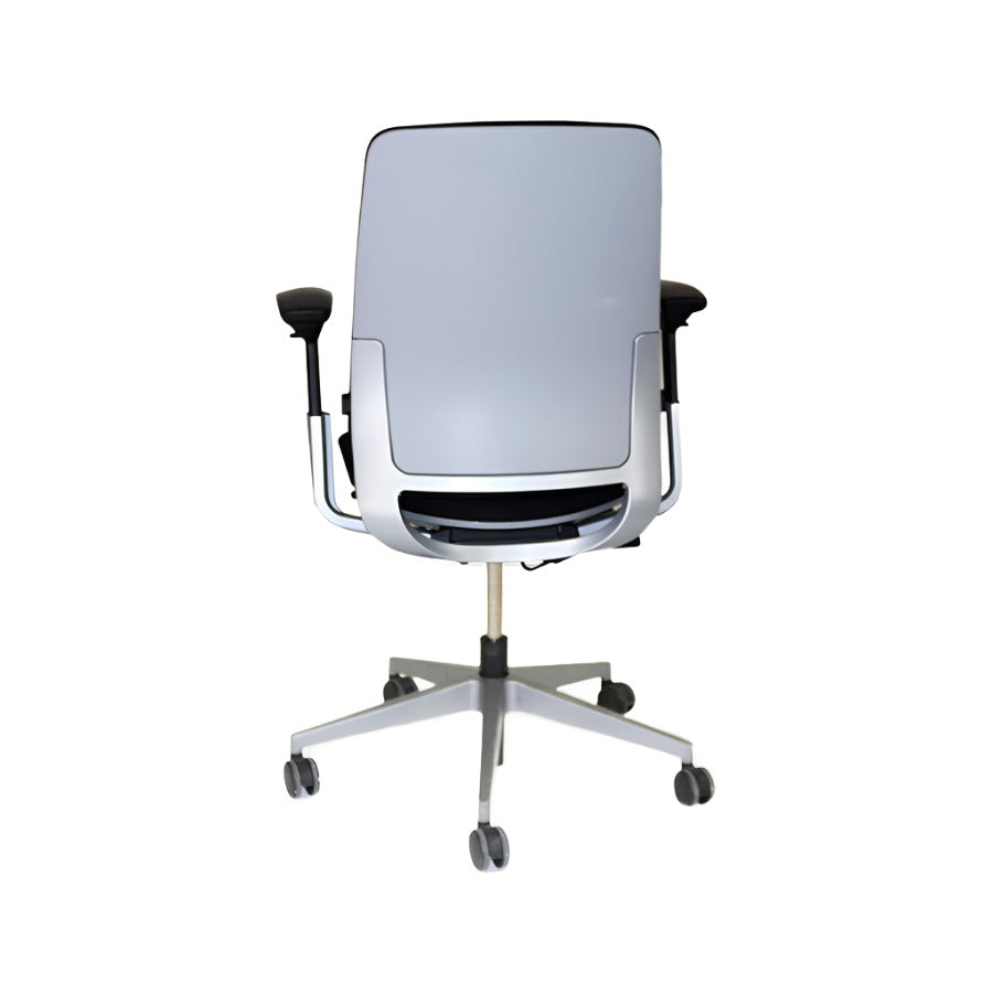 Steelcase : Chaise de bureau Amia avec cadre argenté - Reconditionnée